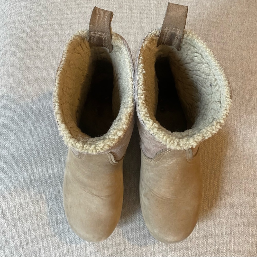 No. 6 Shearling lined boots, Size 39. Well-loved but in good used condition. - Picture 3 of 6